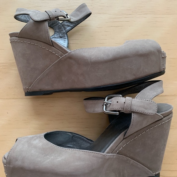 Stuart Weitzman - Women’s Suede Platform Sandals (taupe - size 6 1/2) - Picture 5 of 6